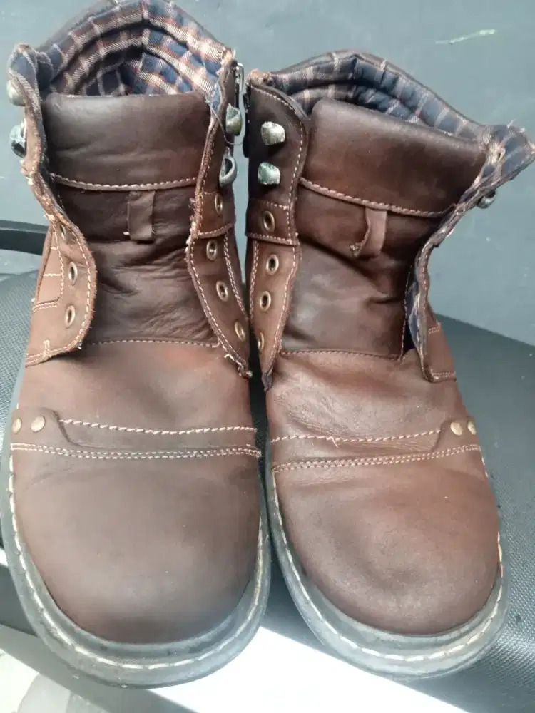 Sepatu cowok warna coklat