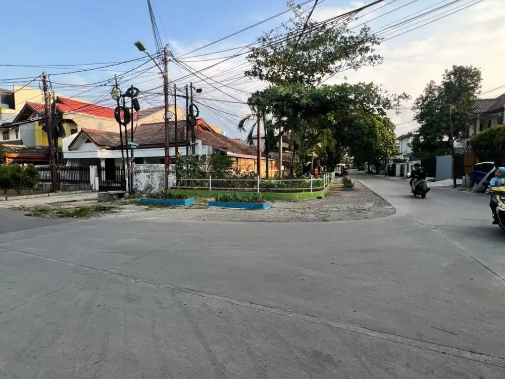 Rumah Asri Akses Jalan 2 Mobil Komplek Pondok Bambu Jakarta Timur
