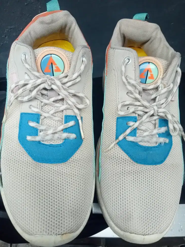 Sepatu cowok warna putih