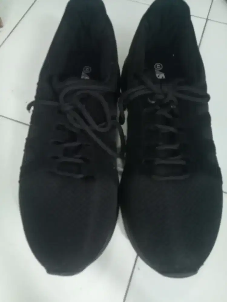 Sepatu cowok warna hitam 42