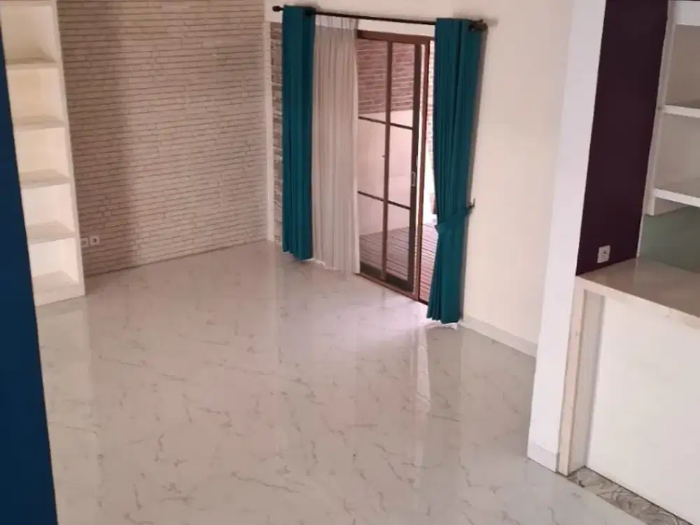 Rumah bagus siap huni dalam cluster depan di JGC, Cakung Jakarta Timur