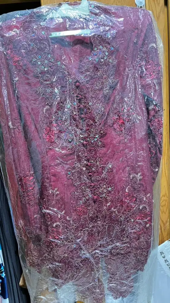 Kebaya Merah Marun