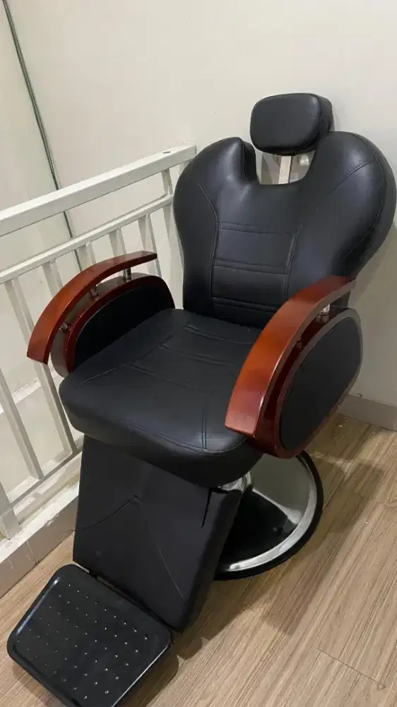 Kursi barbesop pemakaian 2 bulan