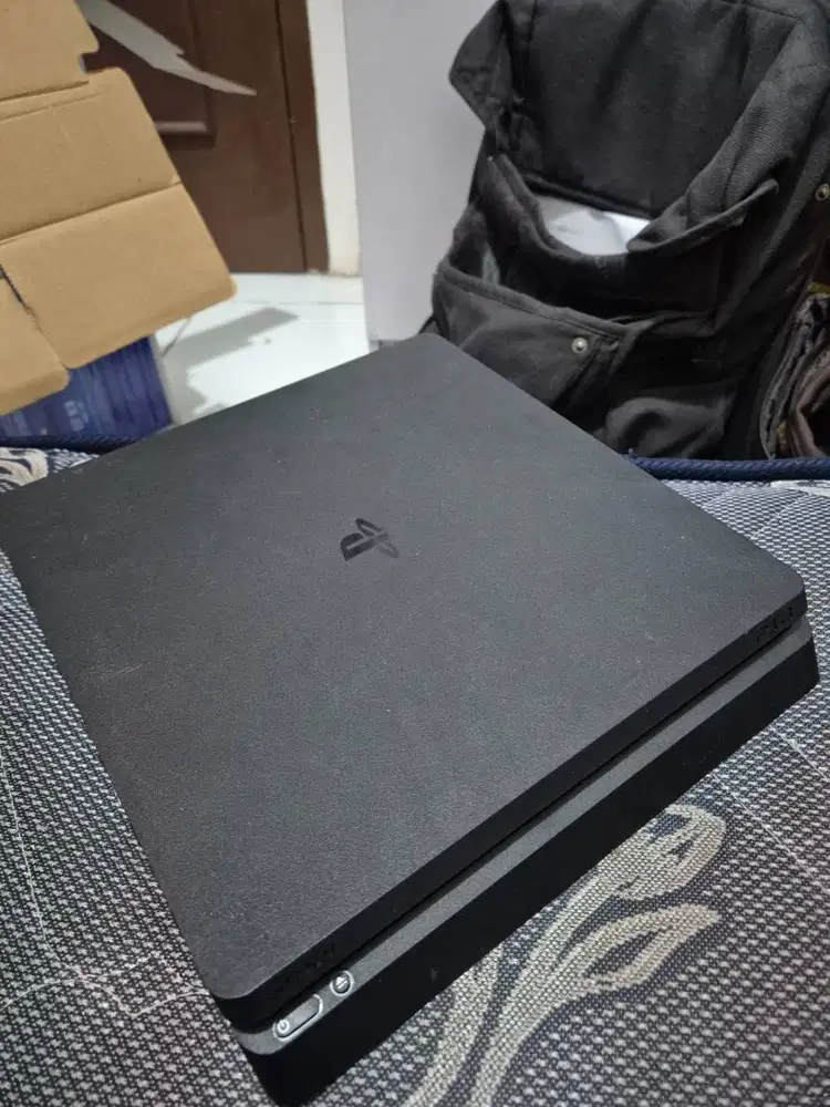 PS4 Slim 1 TB bekas bonus 2 stik