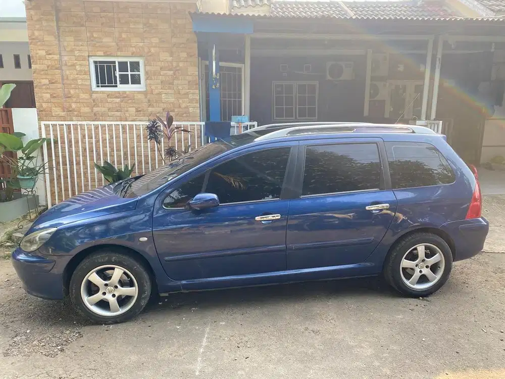 Peugeot 307 SW warna biru metalik