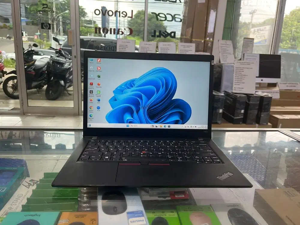 Laptop Lenovo Thinkpad i5 Gen8 Ram 8Gb Ssd 256gb garansi 6bln