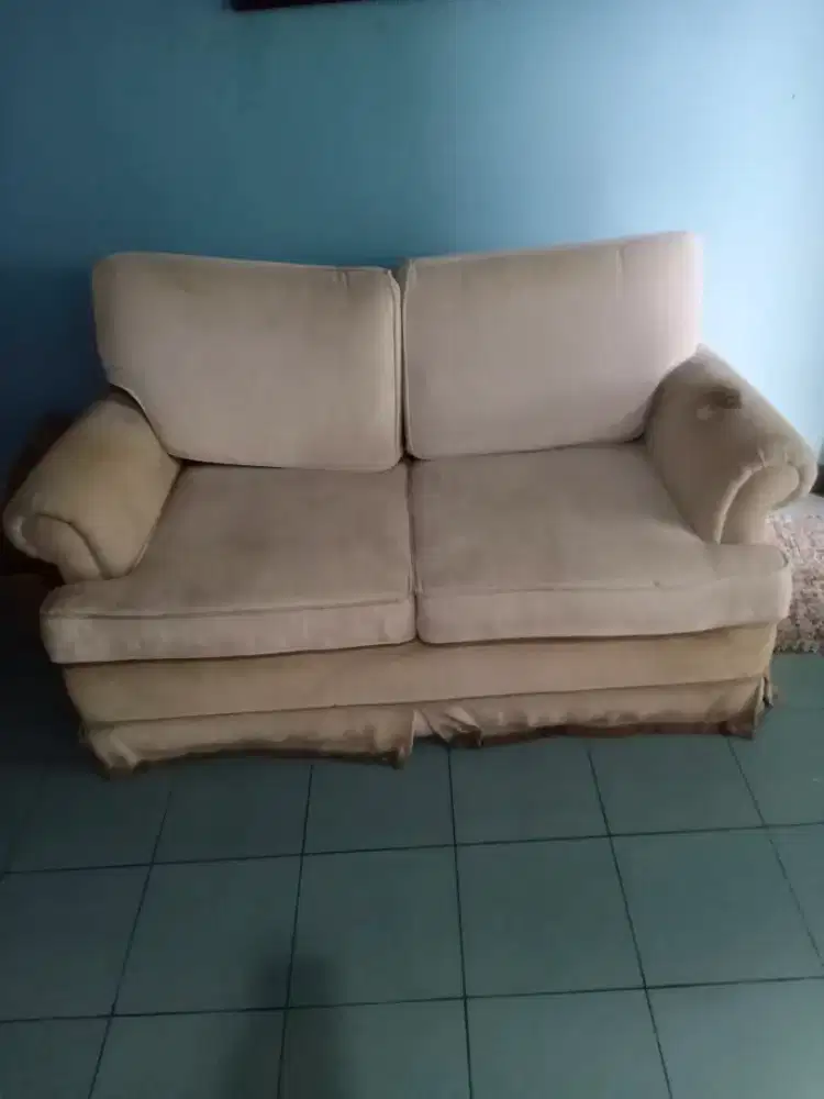Sofa bekas kondisi empuk mewah perlu dicuci