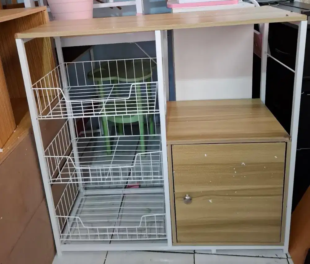 Meja serbaguna ada raknya