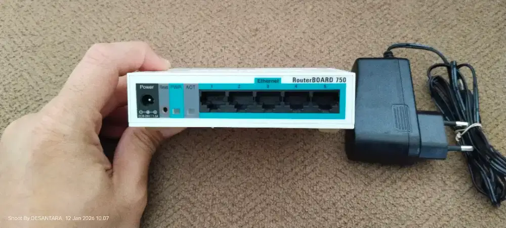 Router Mikrotik RB750