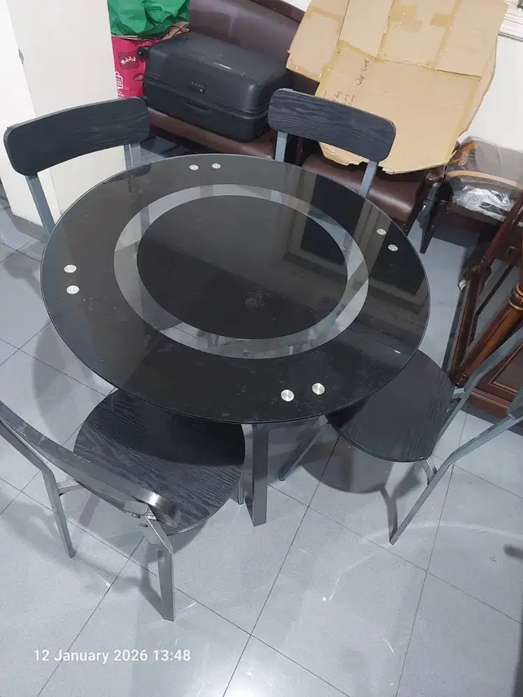 Dijual Meja Kaca dan 4 Bangku, bekas
