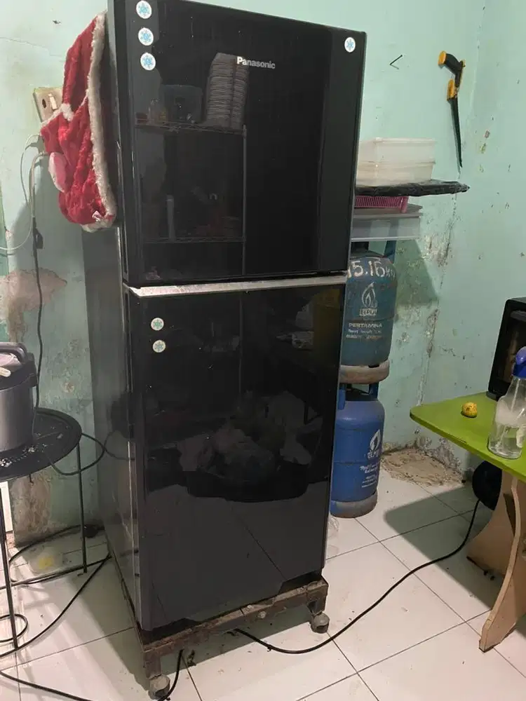 Di jual kulkas 2 pintu