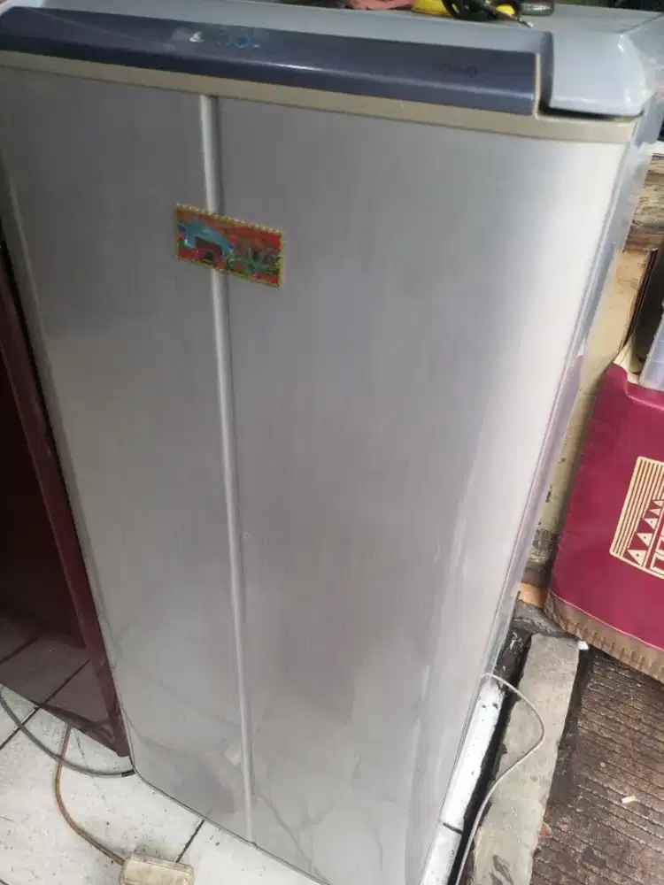 Kulkas Sanyo siap pakai normal blm pernah diservic no minus