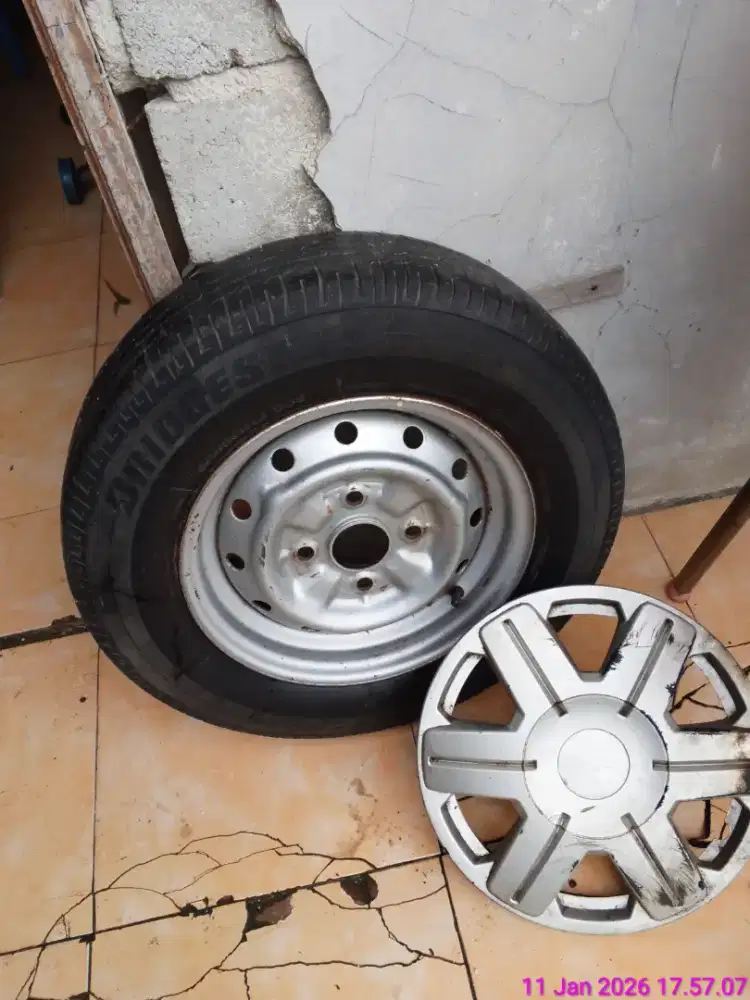 Ban dan velk bekas mobil xenia
