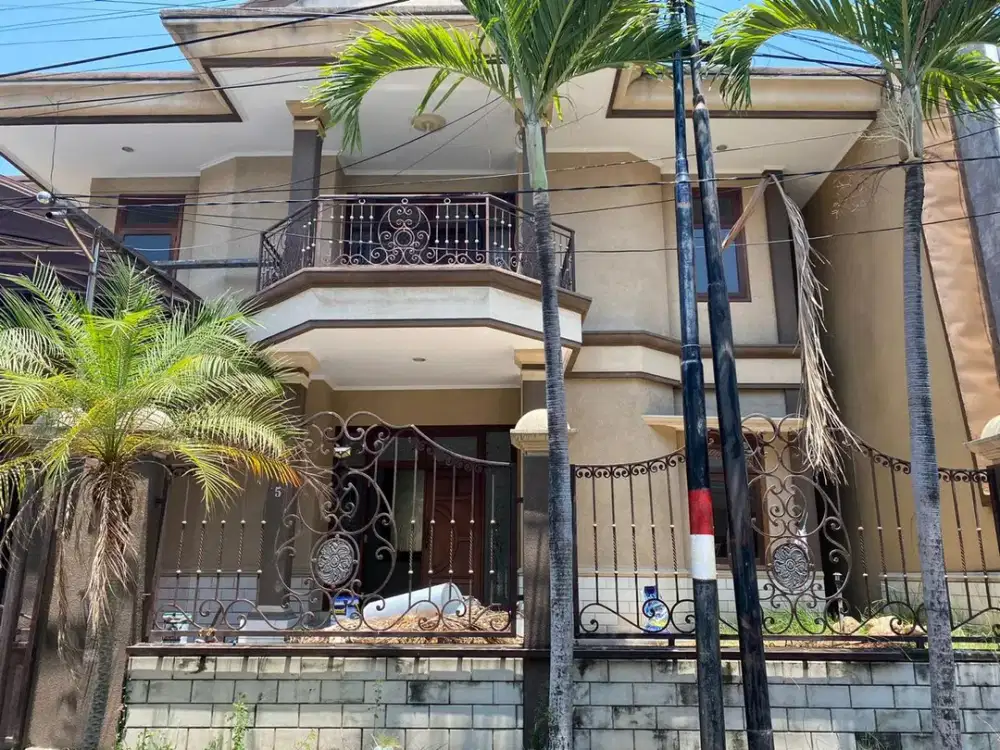 Hitung Harga Tanah Saja Jual Cepat Rumah 2 Lantai Layak Huni di Taman Darmo Permai