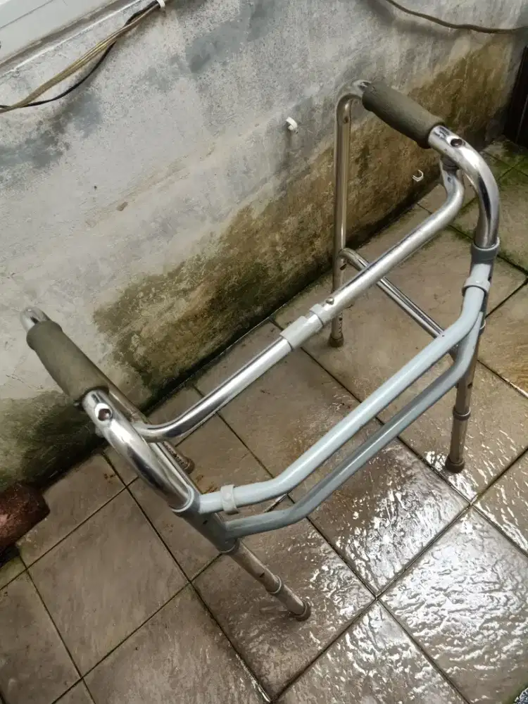 Walker lansia siap pakai