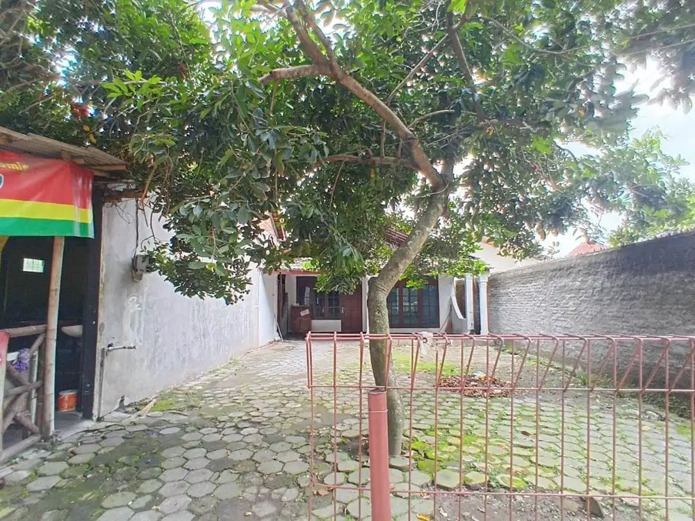 Dikontrakkan atau disewakan rumah di pinggir jalan timur Candi Pramban