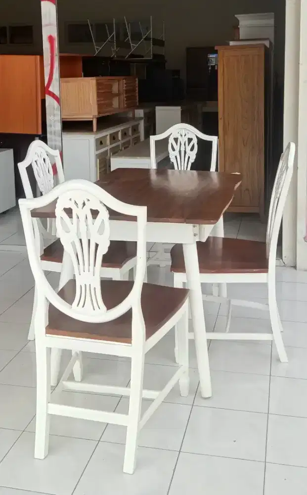 Meja Makan Persegi Bahan Kayu