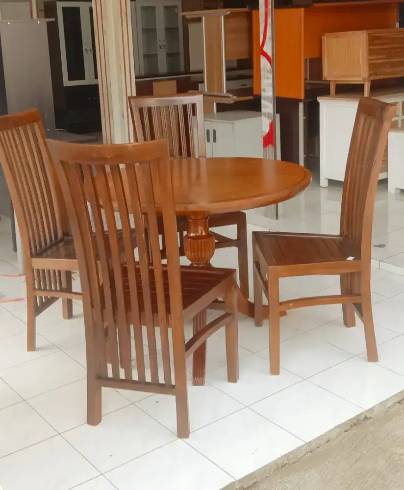 Satu Set Meja Makan Bulat Bahan Kayu