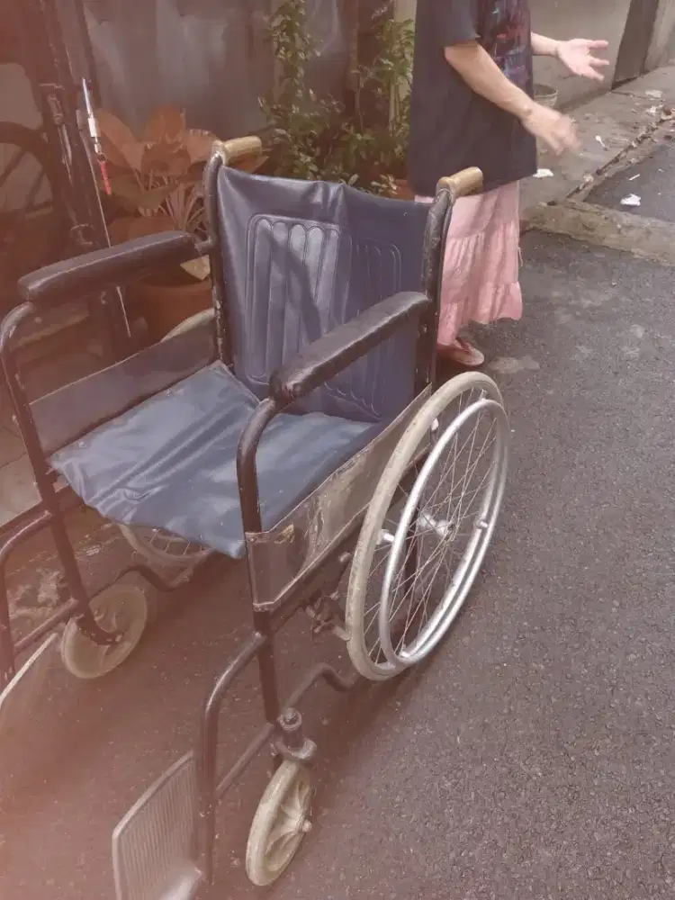 Kursi roda untuk dewasa