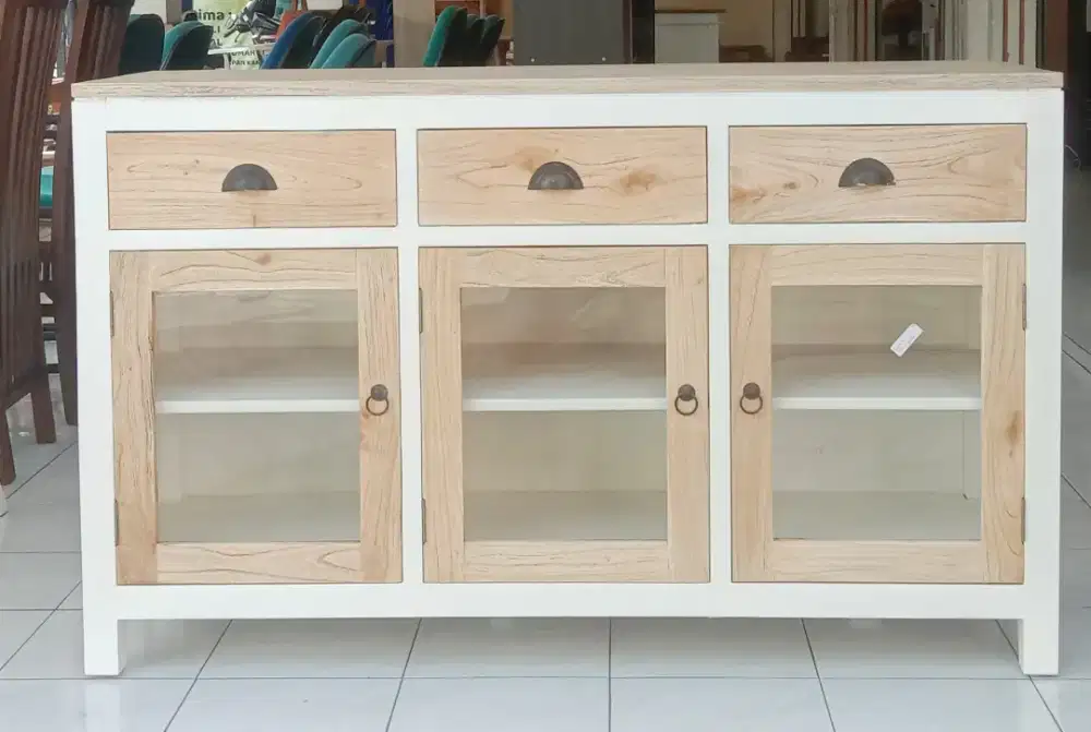 Buffet Tinggi 3 Pintu Kaca Bahan Kayu