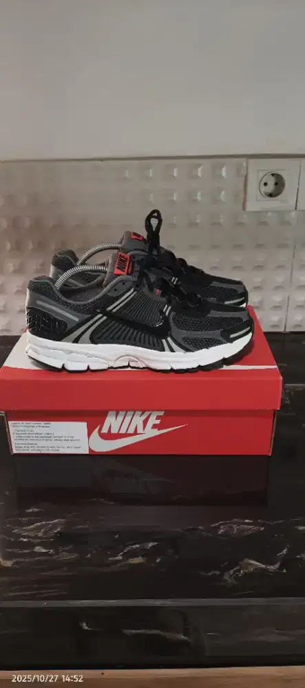 Nike ZoomVomero5 size 42.5/US9