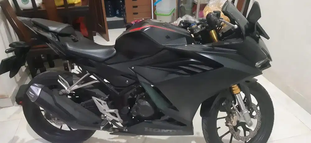 Honda CBR 150 Hitam (2022)