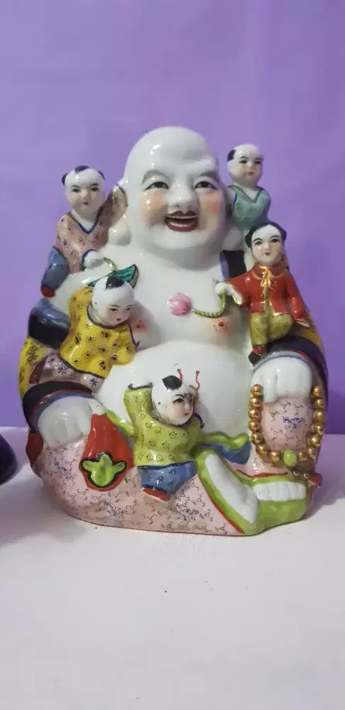 Patung dewa tertawa bahagia