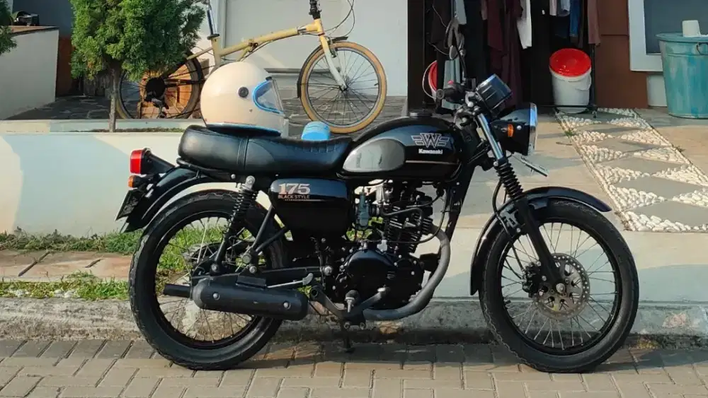 kawasaki w 175 black style
tahun 2023