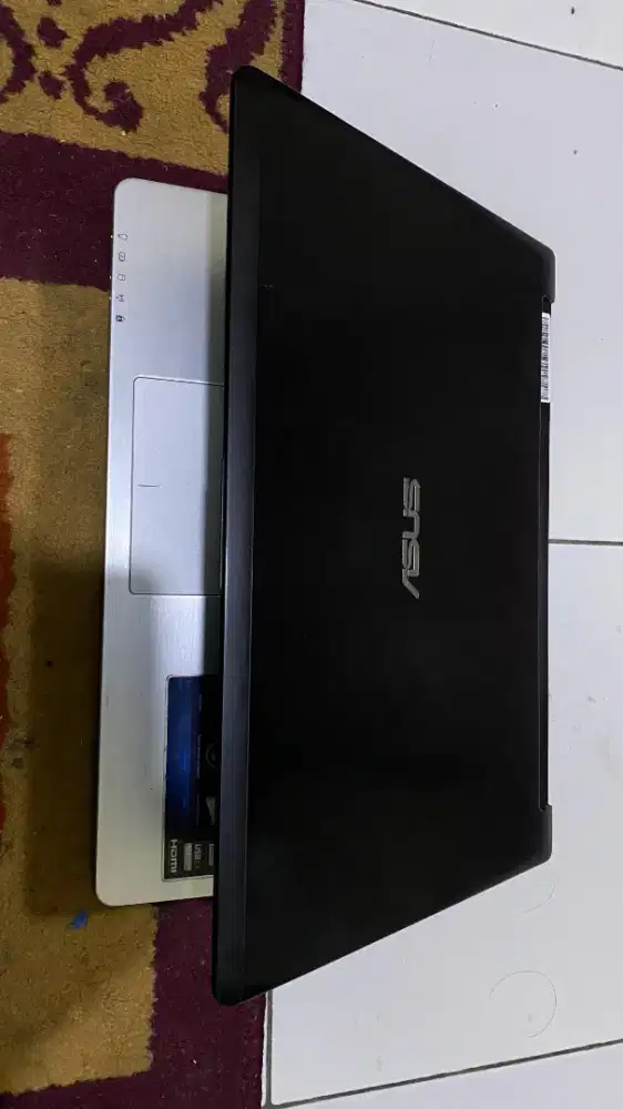 Laptop Asus K46CM
CORE i3
SSD 128GB + HDD 500GB