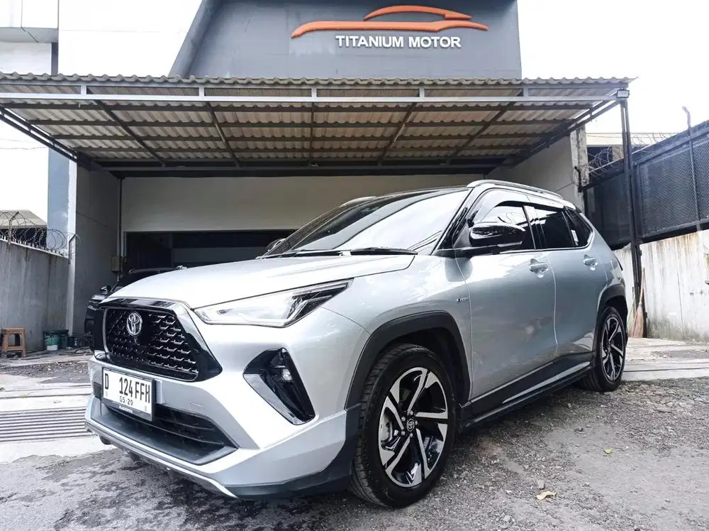 KM 22rb ANTIK Toyota Yaris Cross GR Hybrid Silver 2024