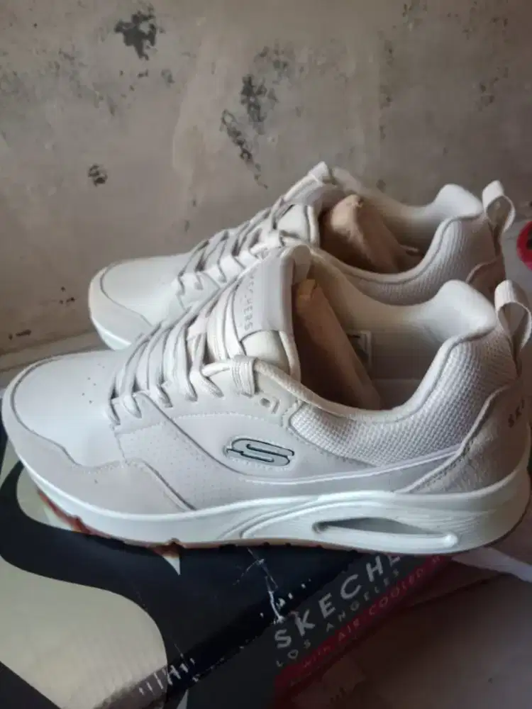 Sepatu Skechers baru