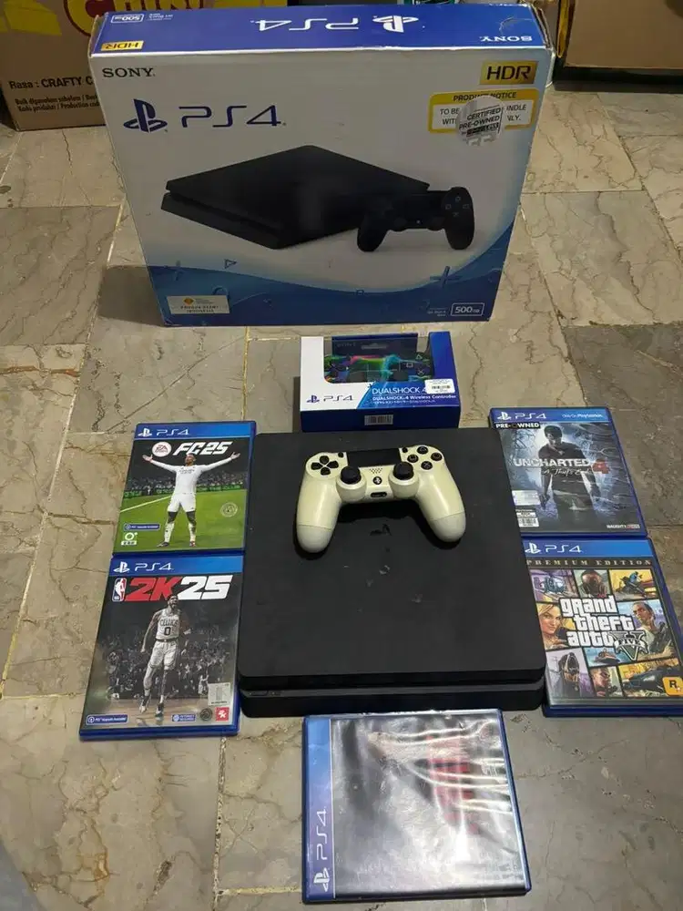 Di jual ps 4 dan kaset nya