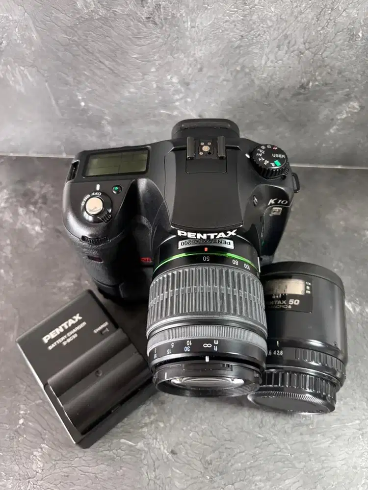Pentax K10D DSLR + 2 Lensa