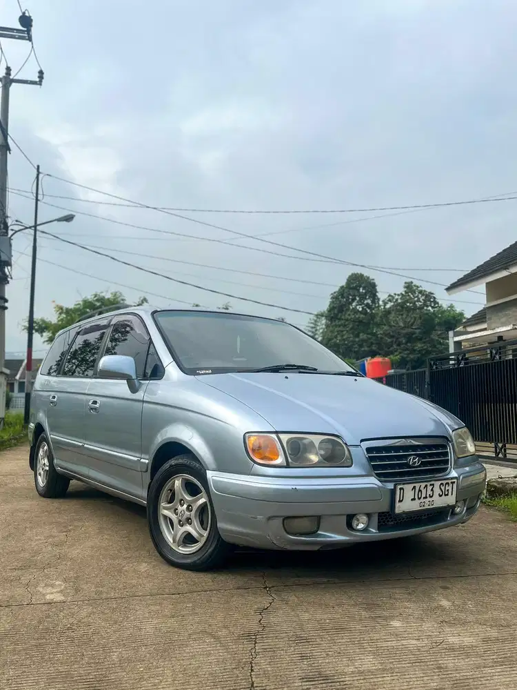 Hyundai Trajet manual Mobil bandung cocok mudik