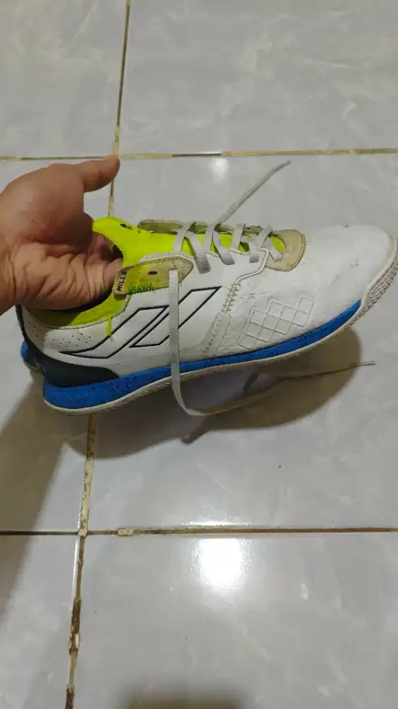 Sepatu futsal Mills