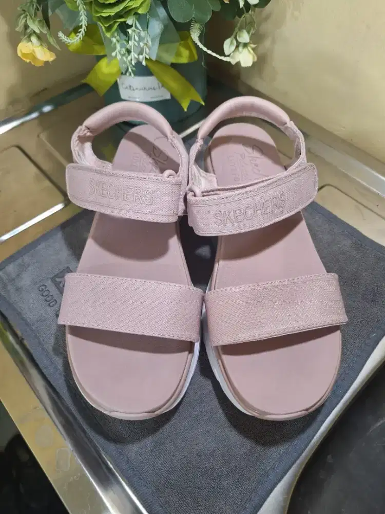Sendal Skechers Wanita size 39