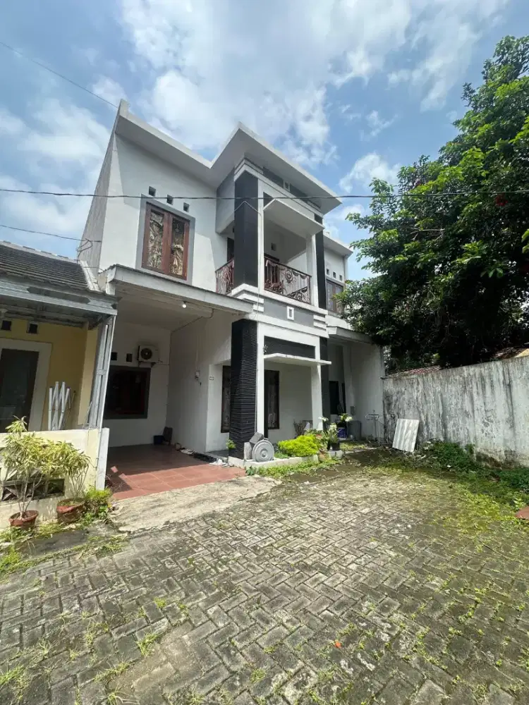 RUMAH 3 LANTAI TEMU GIRING DEKAT TERMINAL BANYUMANIK