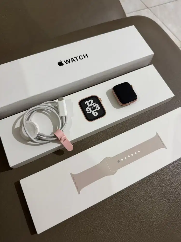 Apple Watch SE Gen 1 warna Gold 40 mm