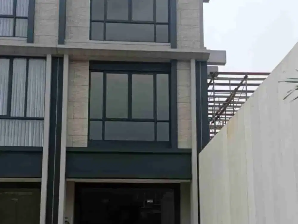 DISEWAKAN Ruko CARSON 3 Lantai Hadap Jalan Raya Di Gading Serpong