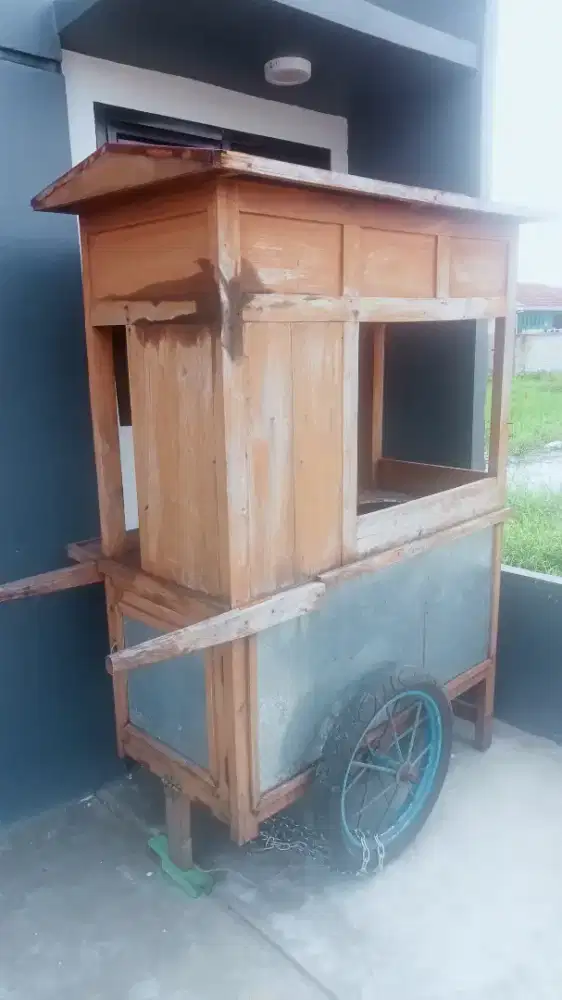 Di jual gerobak mie ayam bahan jati belanda  bonus 2 meja makan