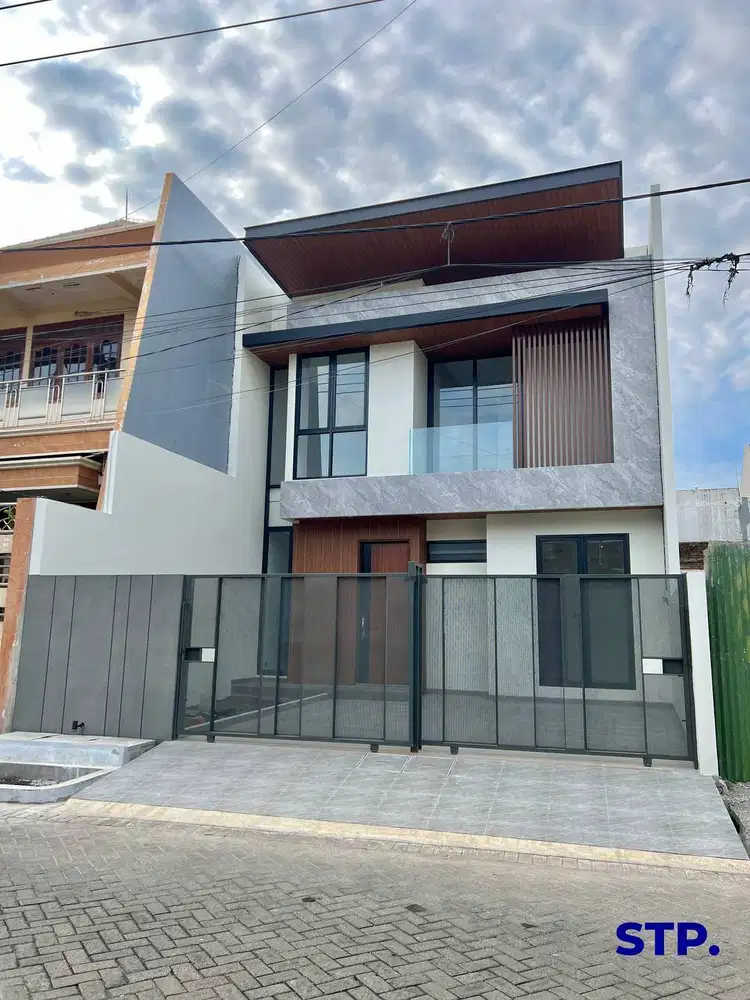 Turun harga, Rumah modern kontemporer di Manyar Kertoarjo