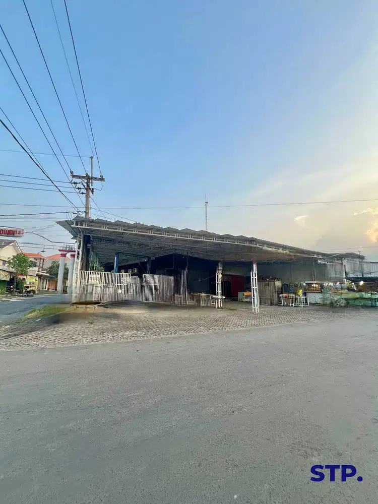 Bangunan usaha di Jalan Batu Mulia Driyorejo