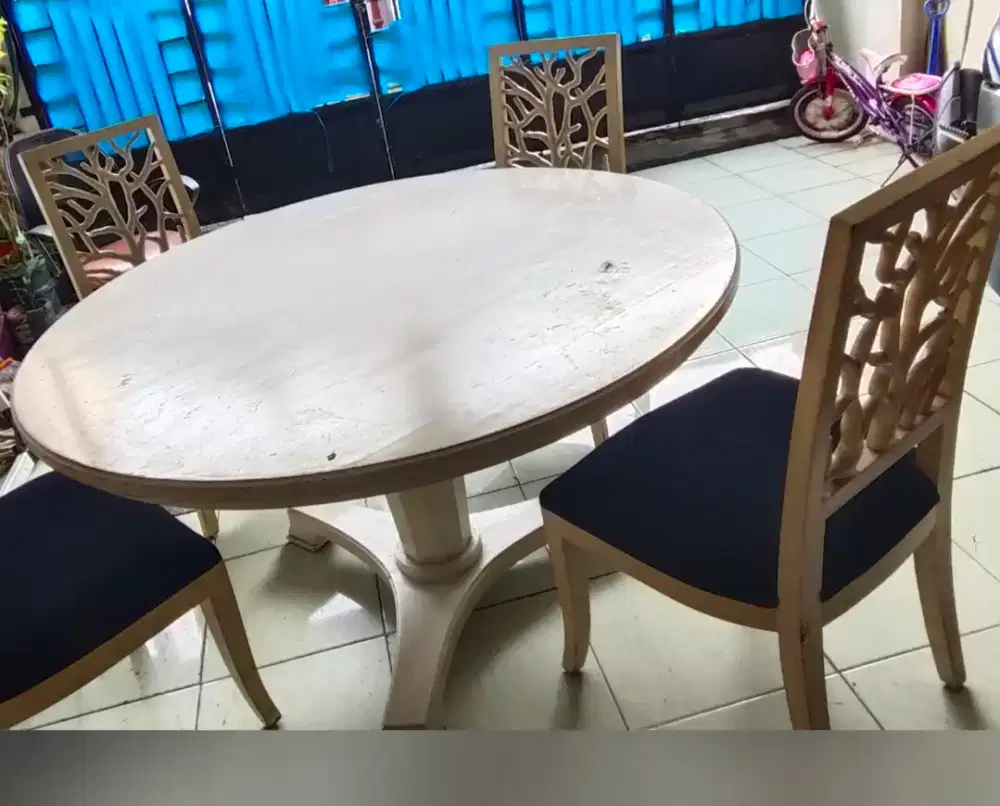 Meja makan bundar dengan kursinya