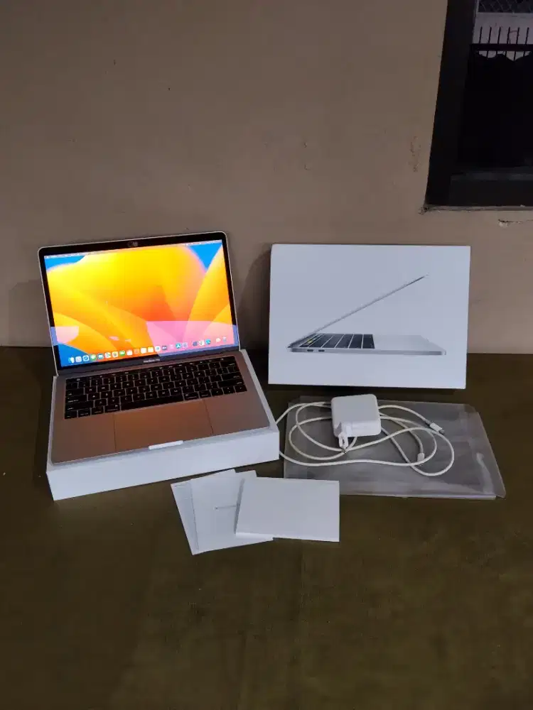 MacBook Pro 2017 i5 8/256 Fullset Lengkap