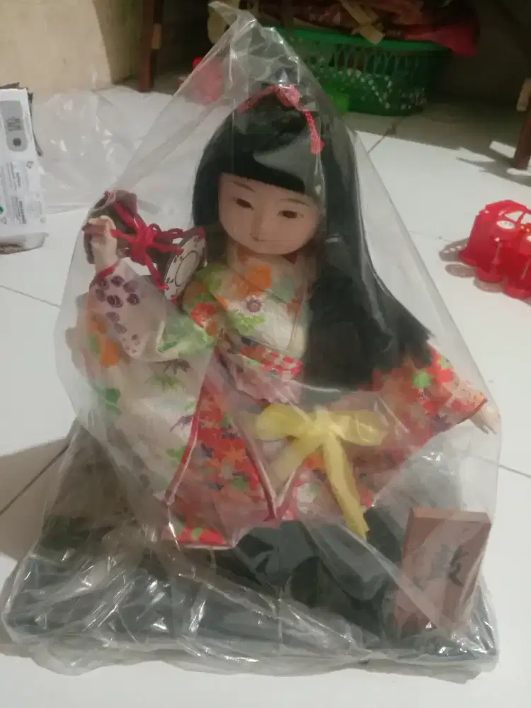 Boneka geisha pahatan kayu asli dari jepang