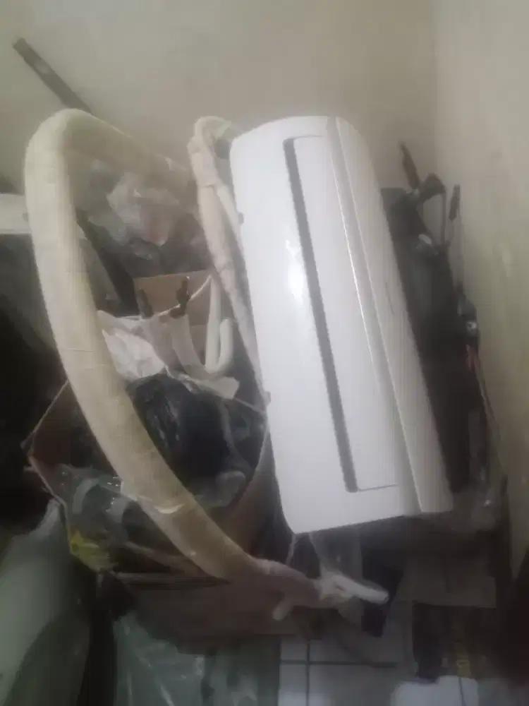 Jual AC indoor Outdoor bekas 6 bln pakai kondisi 90% selang komplit