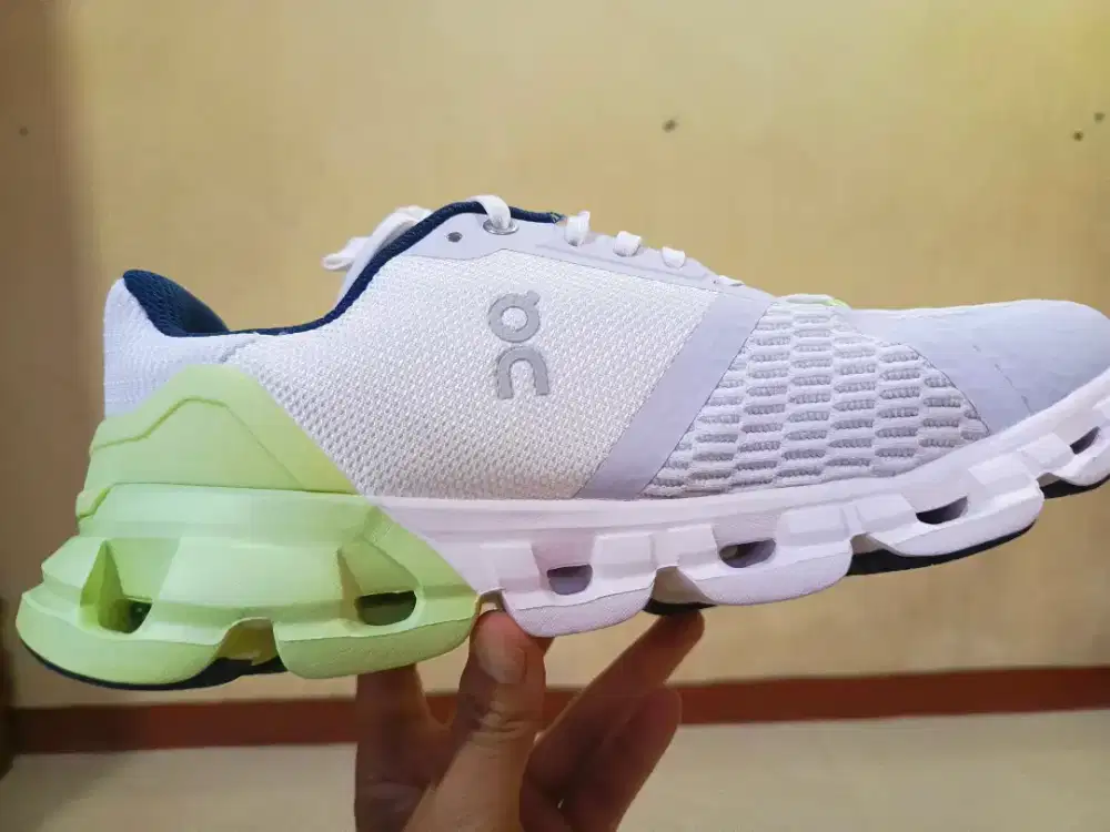 Sepatu running On Cloud