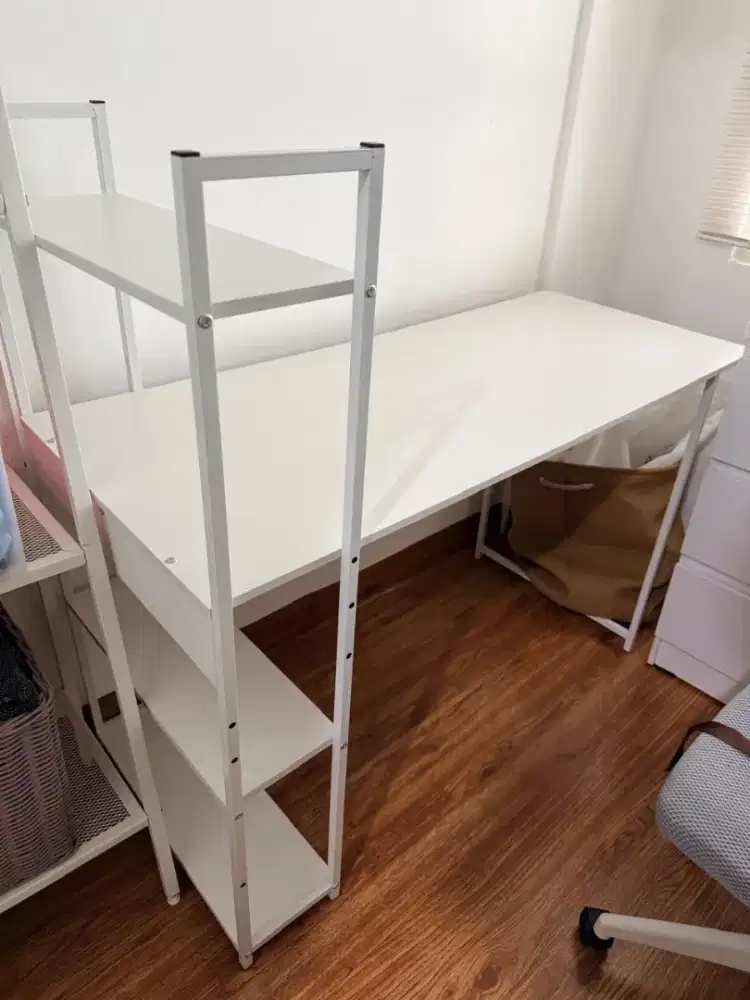 Meja belajar minimalis