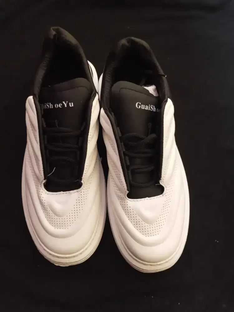 Sepatu new dengan sentuhan silver di bagian belakang