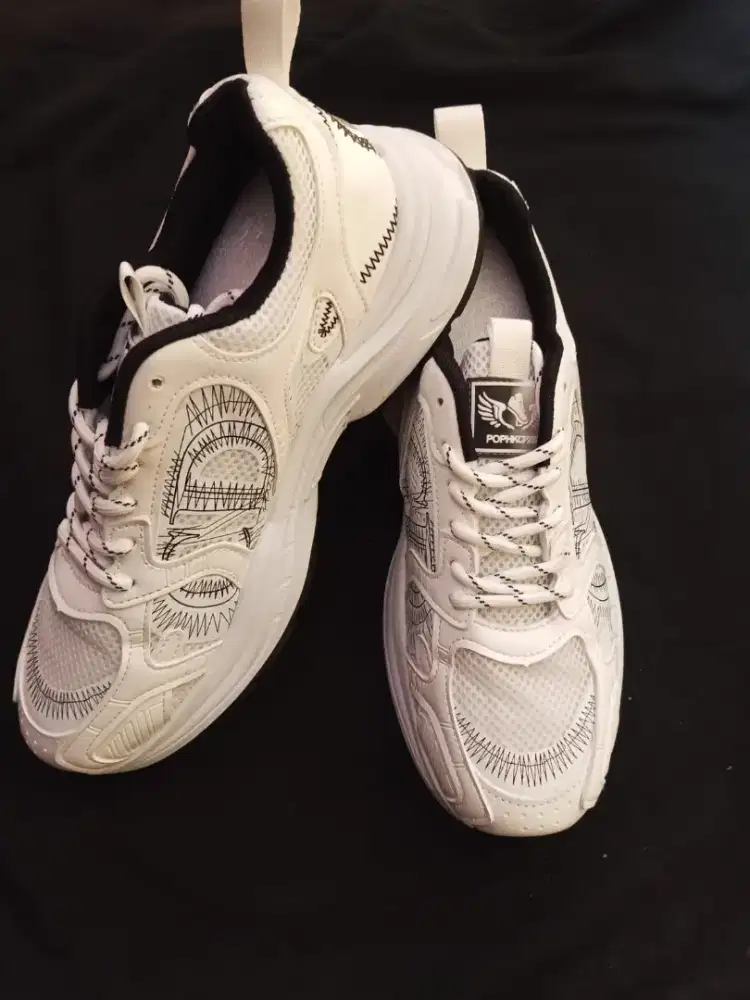 NEW!! Sepatu putih dengan sentuhan silver